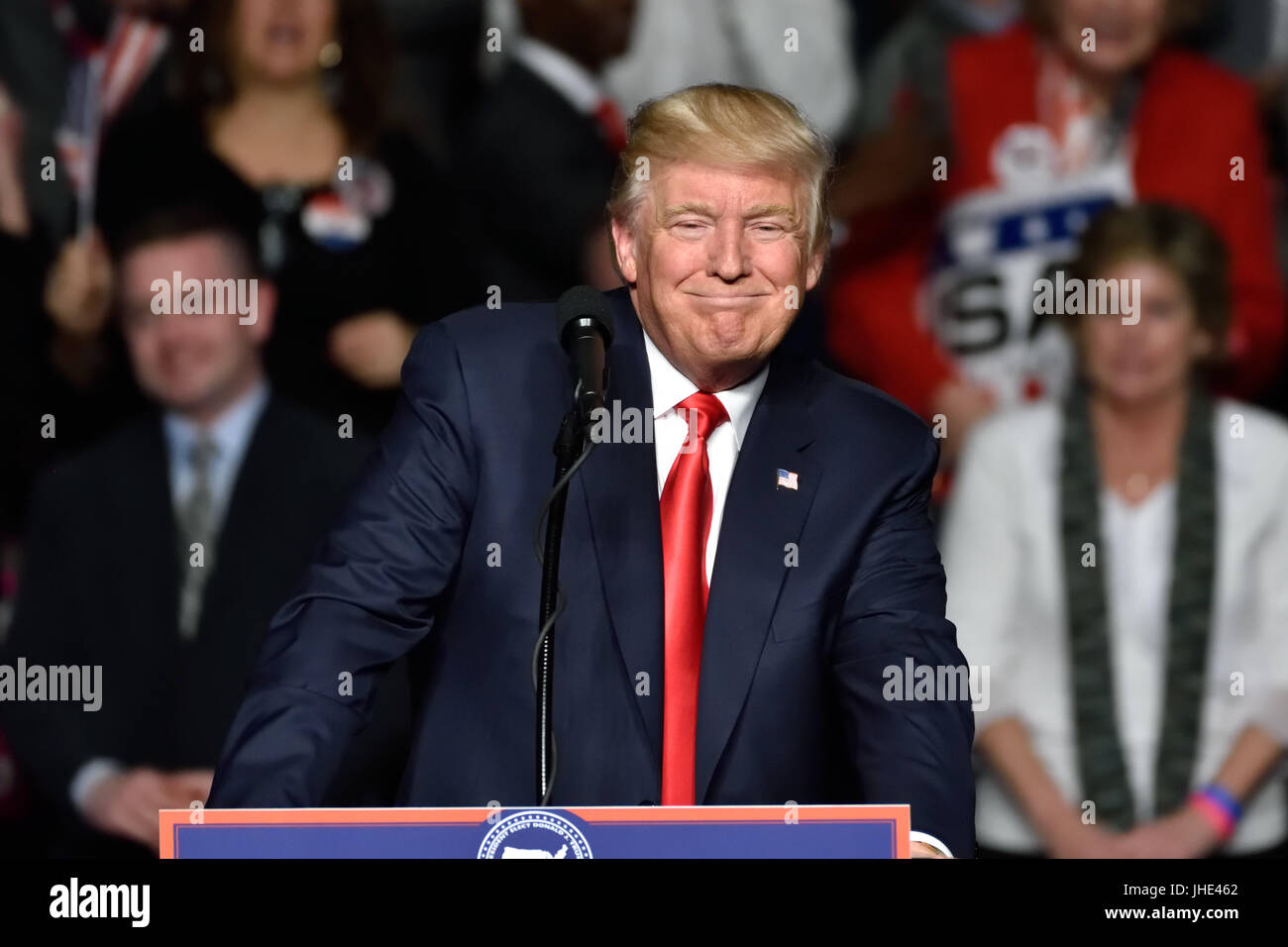 Präsident Trump "Cheshire Cat" Lächeln während seiner Rede auf einer Kundgebung der "Thank You" Tour im Giant Center statt. Stockfoto