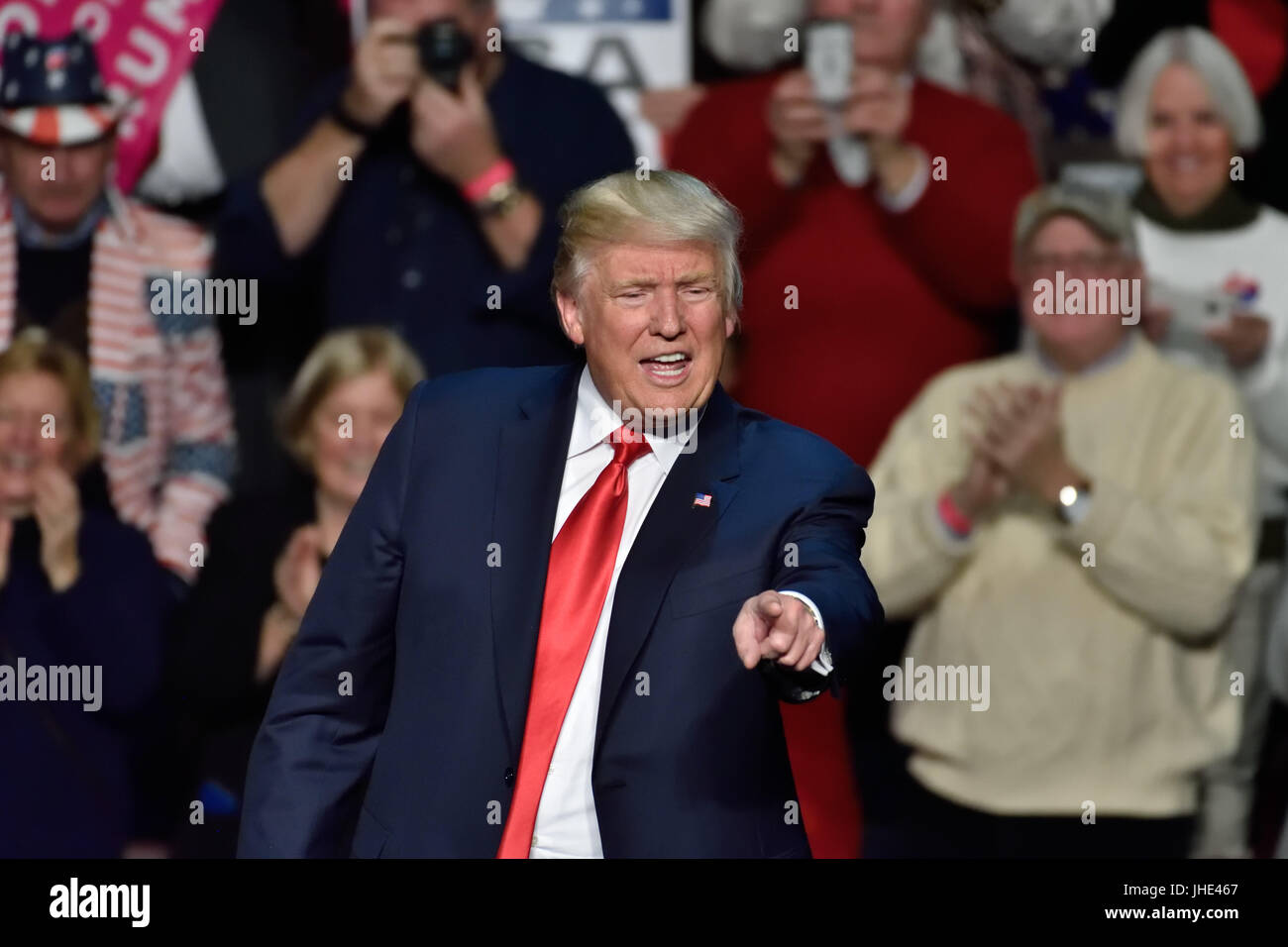 Gewählter Präsident Donald Trump zeigt geradewegs auf die Menge, da er seine Rede bei einer "Thank You Tour" Kundgebung im Giant Center statt schließt. Stockfoto
