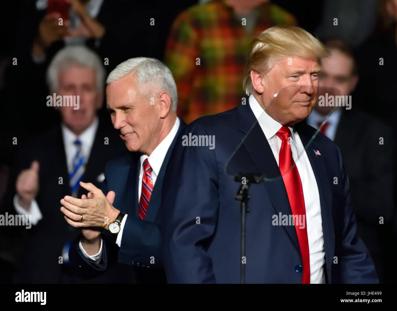 Gewählter Präsident Donald Trump und Vice Präsident elect Mike Pence positionieren auf der Bühne ein "Dankeschön" Tour-Rallye im Giant Center statt. Stockfoto