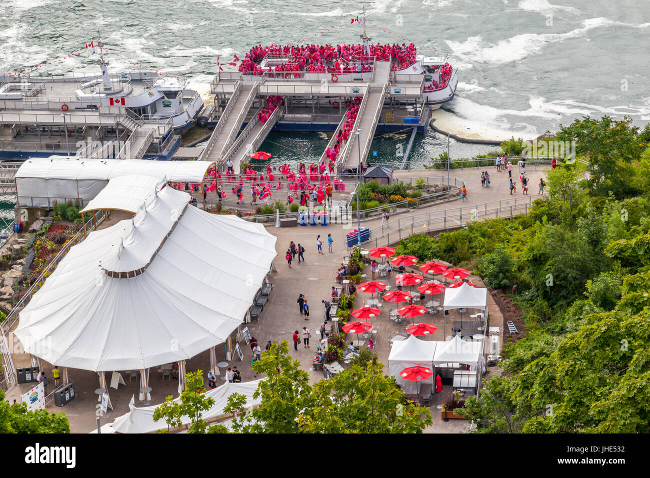 Touristen, die Verpflegung der Niagara Hornblower Cruises in Niagara Falls, Ontario Stockfoto