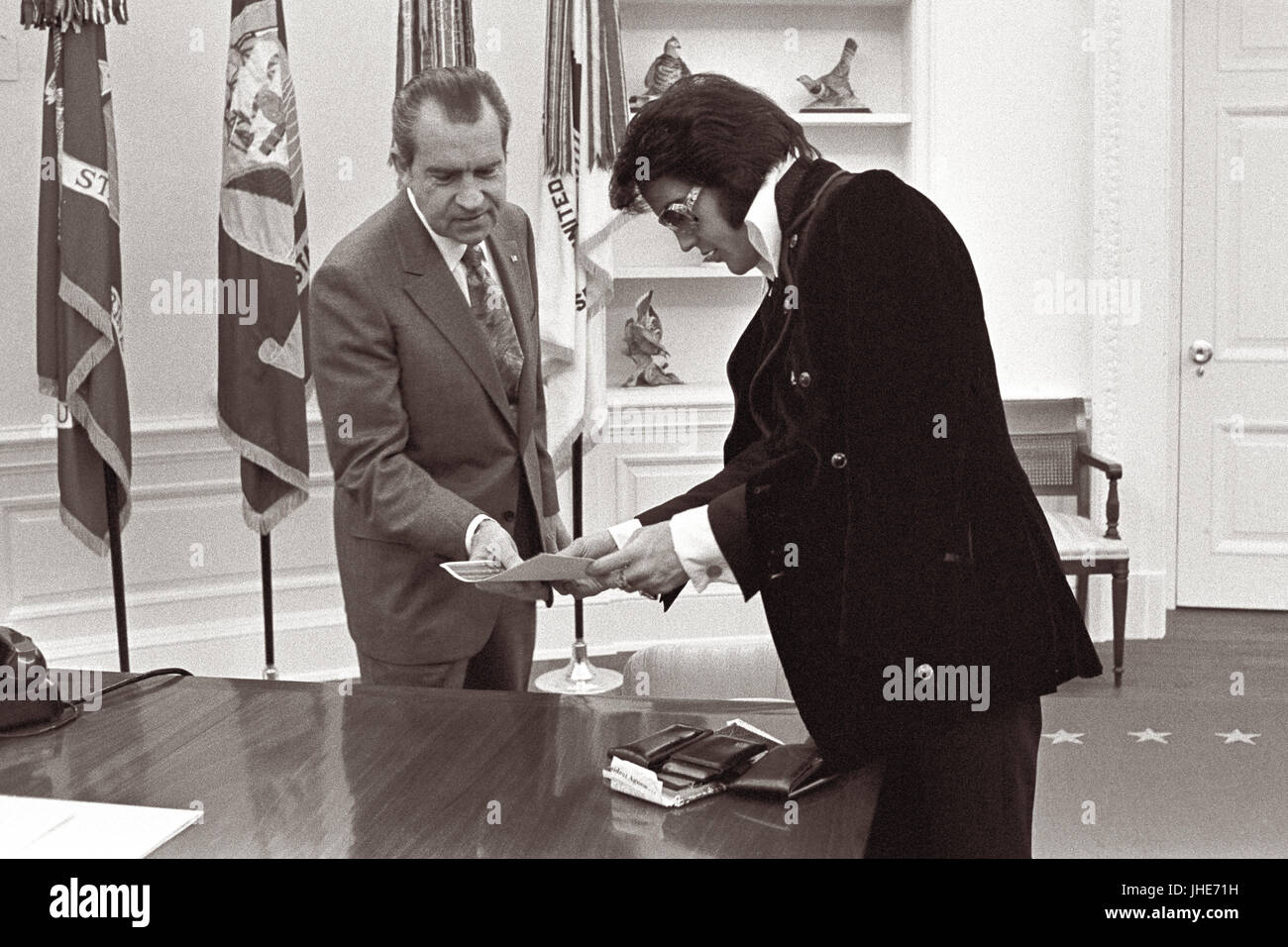 Präsident Nixon trifft sich mit Entertainer Elvis Presley im Oval Office des weißen Hauses am 21. Dezember 1970. (Foto von Oliver F. Atkins) Stockfoto