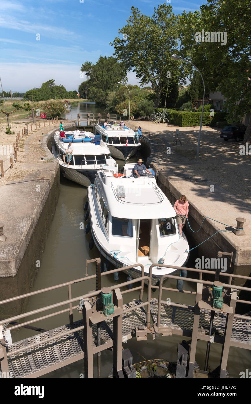 Hausboote in das 17. Jahrhundert Schloss bei Portiragnes auf dem Canal du Midi in der Nähe von Agde, Frankreich Stockfoto