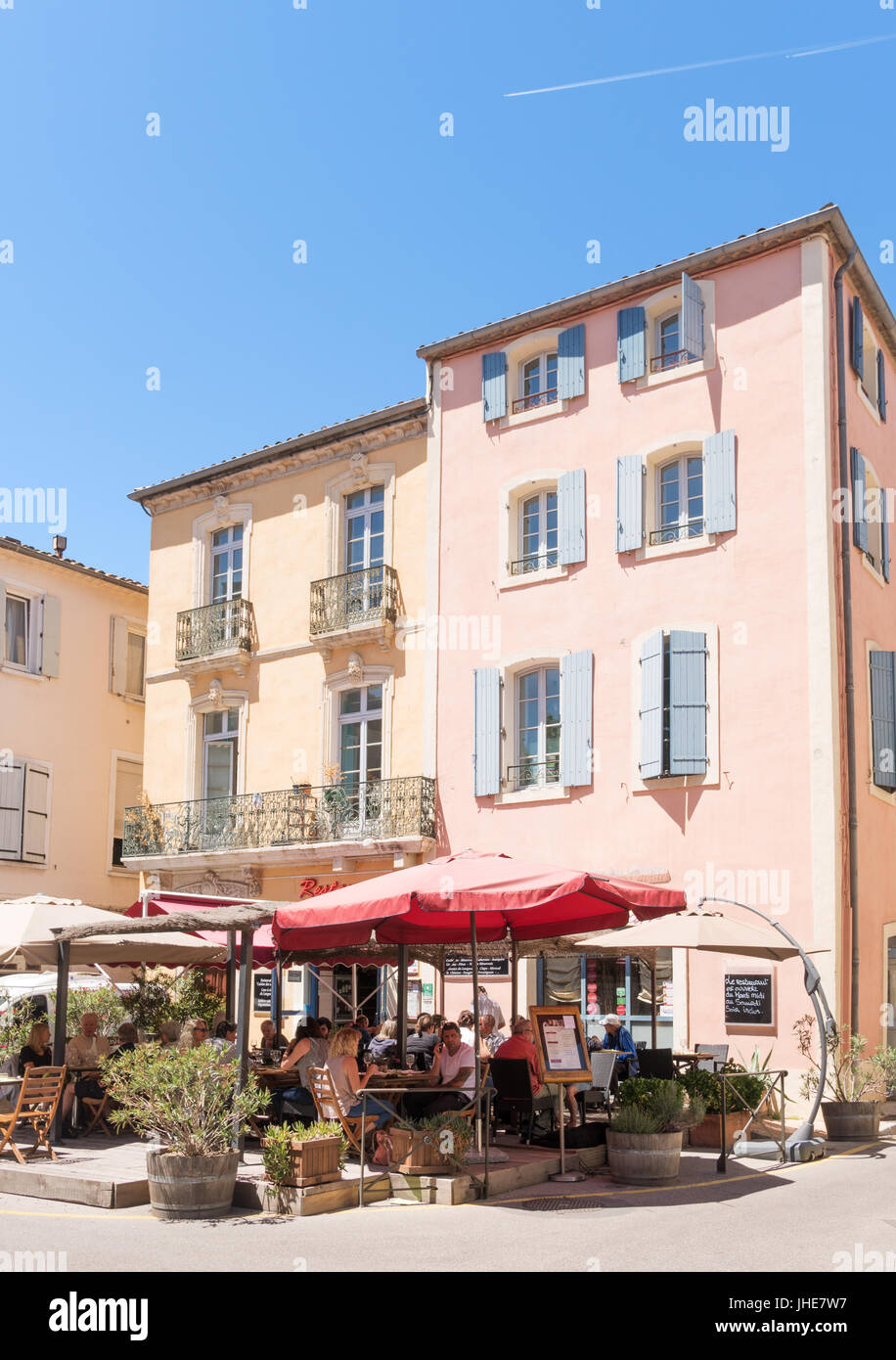Menschen sitzen vor Les Cuisiniers Cavistes Restaurant in Narbonne, Occitanie, Frankreich Stockfoto