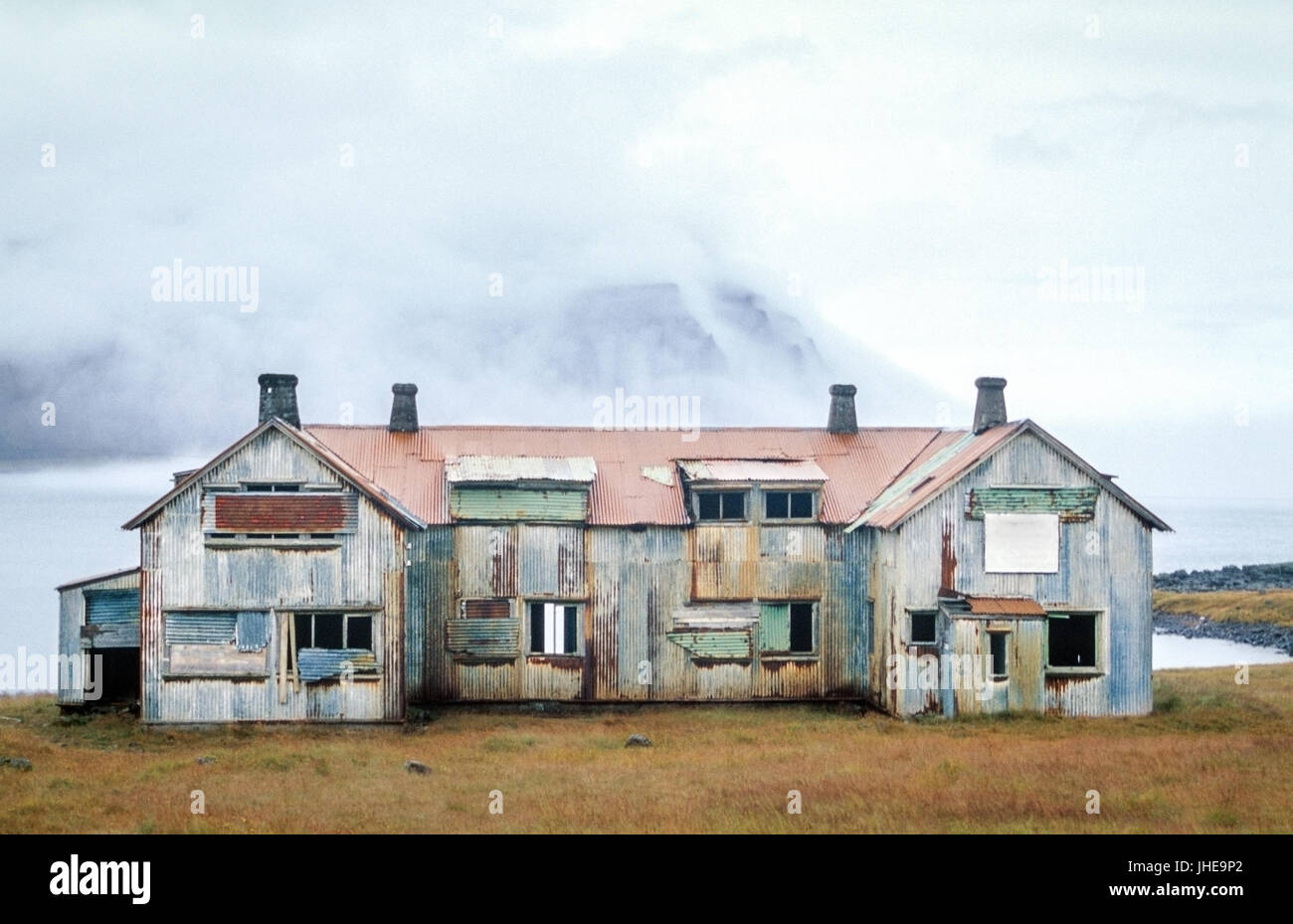 Alten, verlassenen Haunted House. An einem Fjord in Island ruinieren. Stockfoto