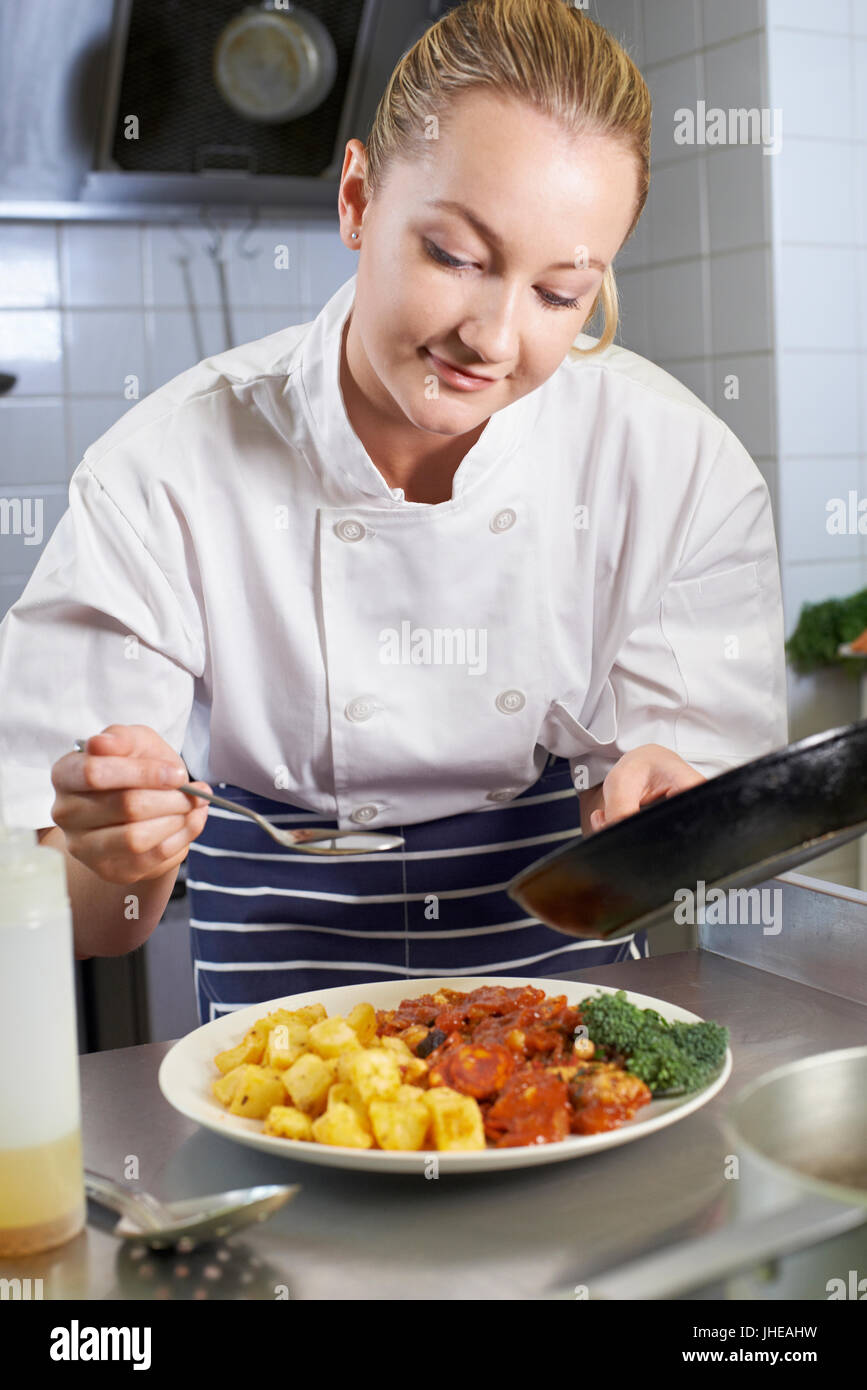 Frau Koch arbeiten In Küche Stockfoto