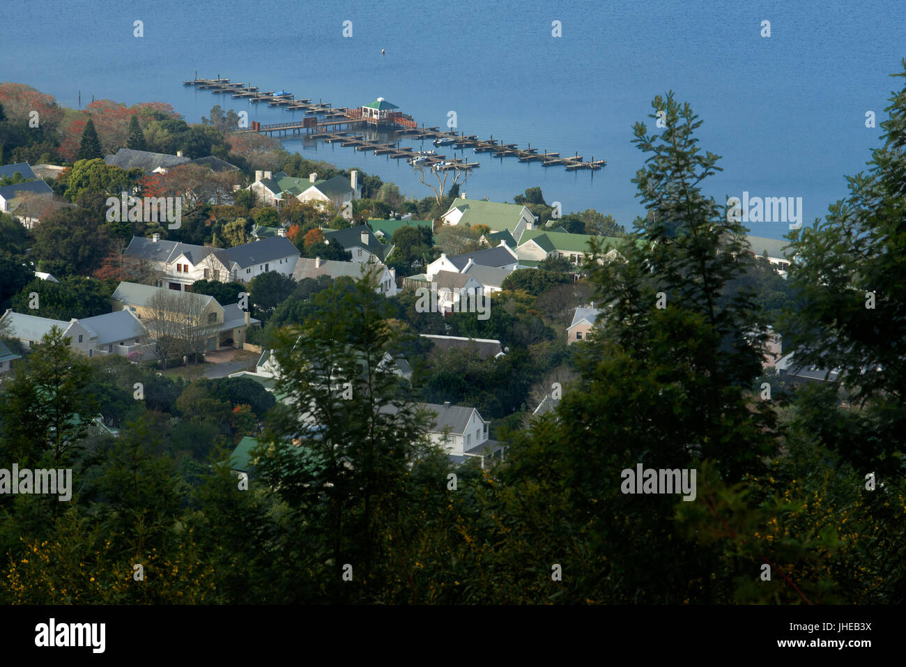 Häuser auf der Klippe von der nördlichen Seite der Knysna Heads an der Garden Route in Südafrika. Stockfoto