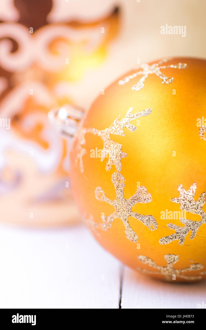 Leuchtend gelbe Christbaum Christbaumkugel mit funkelnden Silberschnee Flocke Ornament, Goldener Engel, Fackel, Magie, Grußkarte, kopieren Sie Raum, Grußkarte Stockfoto