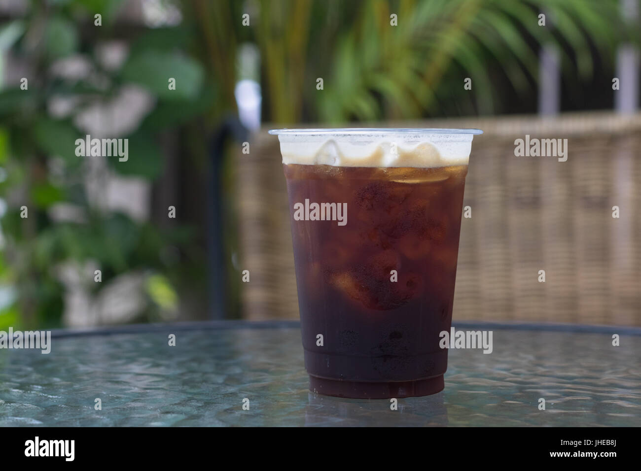 Funkelnde Nitro kühlen Bier Kaffee im Take away Cup trinkfertig. Stockfoto