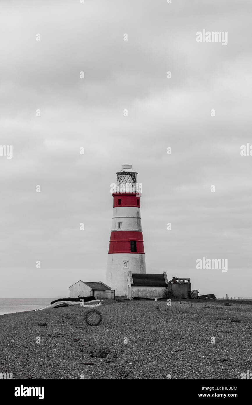 Orford Ness Leuchtturm in Suffolk, die den klassischen roten und weißen Typ Stockfoto