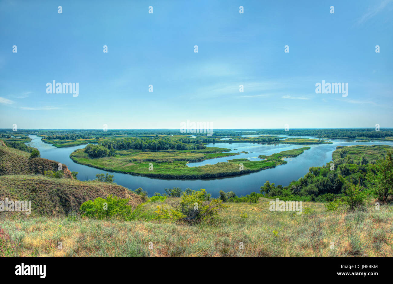 Sommer helle Blick am Delta des Flusses Worskla vom Hügel.  Fischaugen-Panorama Foto. Stockfoto