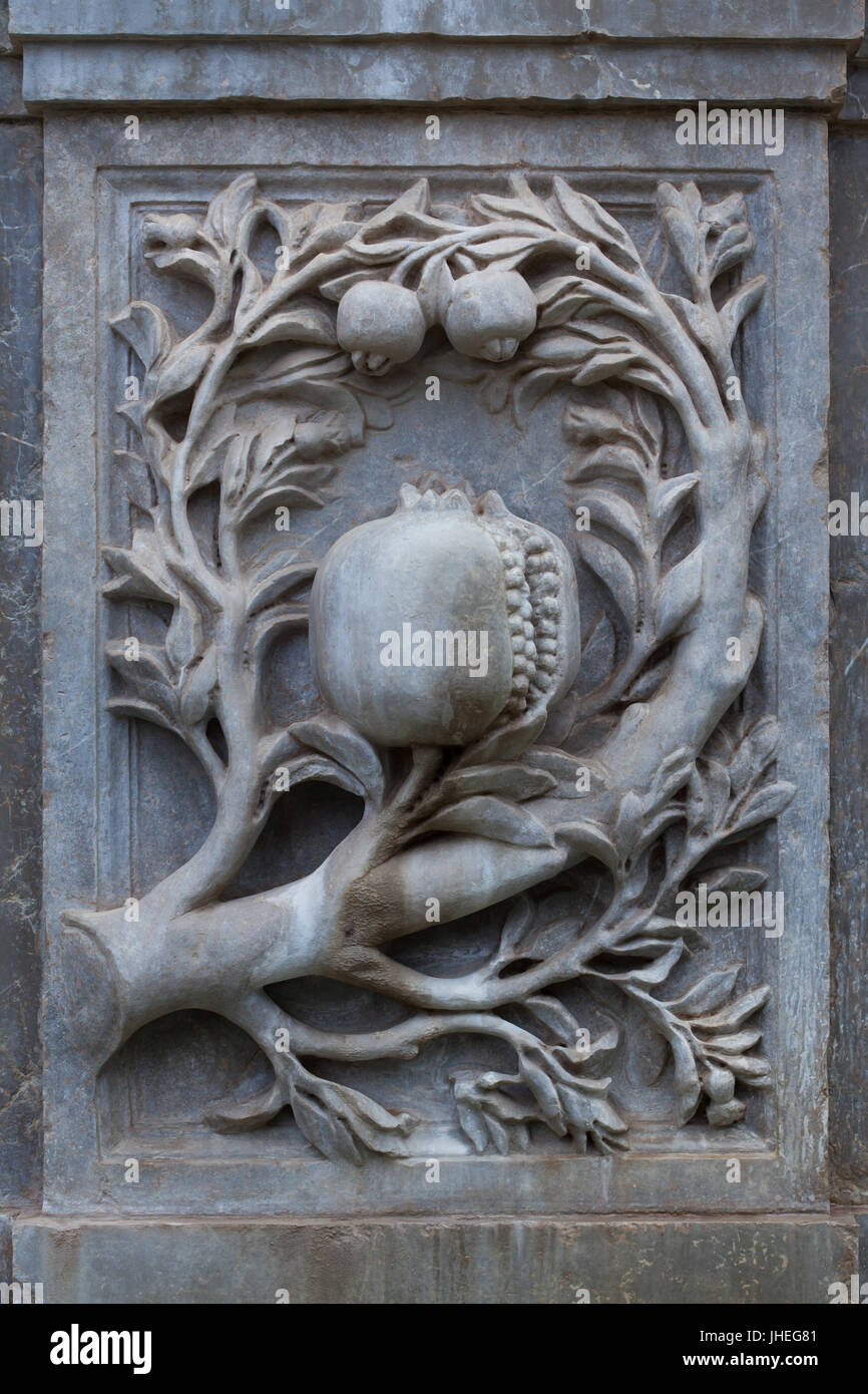 Granatapfel als Symbol der Granada abgebildet auf dem Brunnen von Charles V (Pilar de Carlos V) von spanischen Renaissance entworfen Architekt Pedro Machuca (1545) neben das Tor der Justiz (Puerta De La Justicia) in der Palast-Komplex der Alhambra in Granada, Andalusien, Spanien. Stockfoto