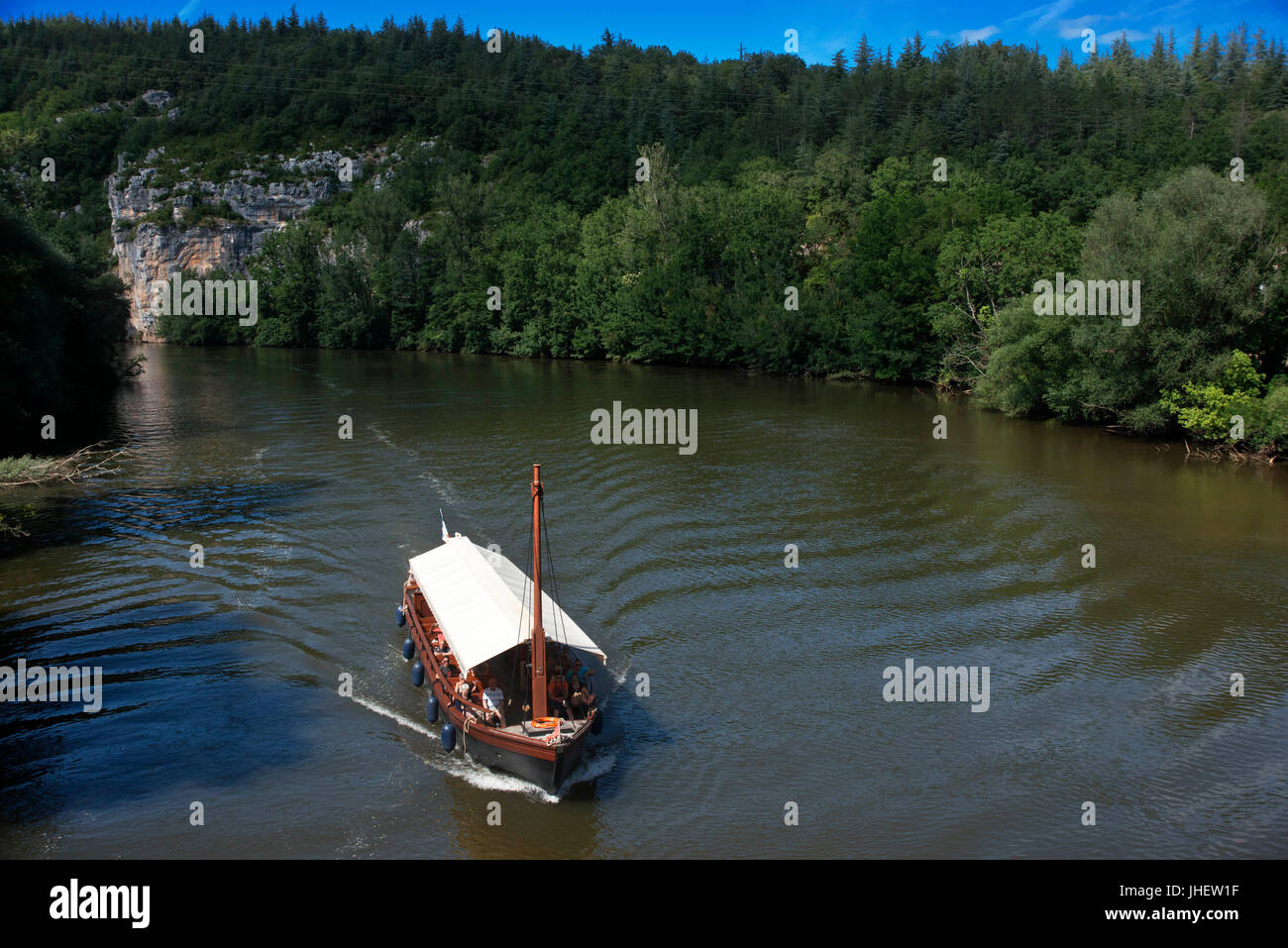 Fluviale Tourismus auf den Fluss Lot zwischen Saint-Cirq Lapopie und Bouzies, dem Lot, Frankreich. Stockfoto