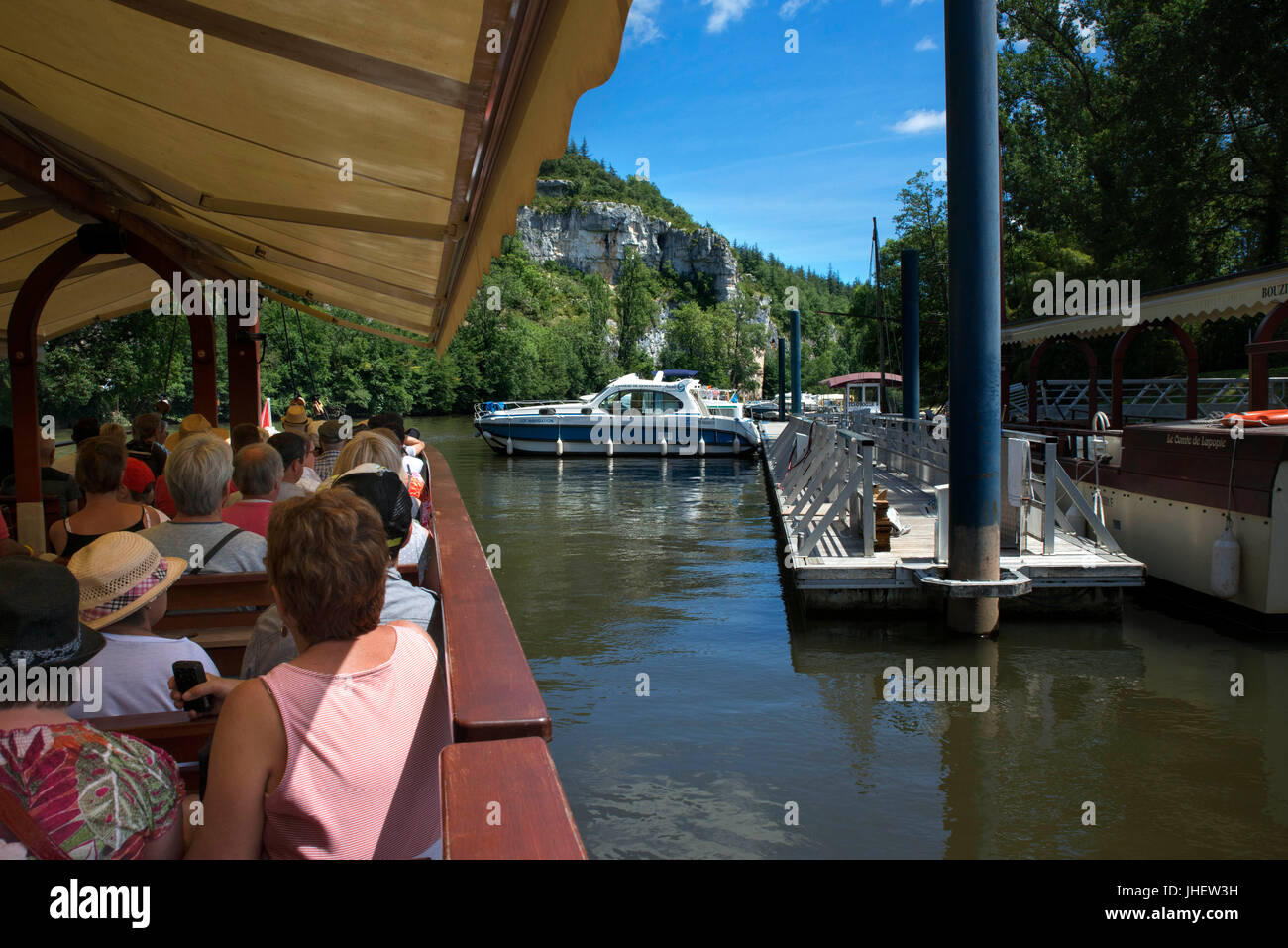 Fluviale Tourismus auf den Fluss Lot zwischen Saint-Cirq Lapopie und Bouzies, dem Lot, Frankreich. Stockfoto
