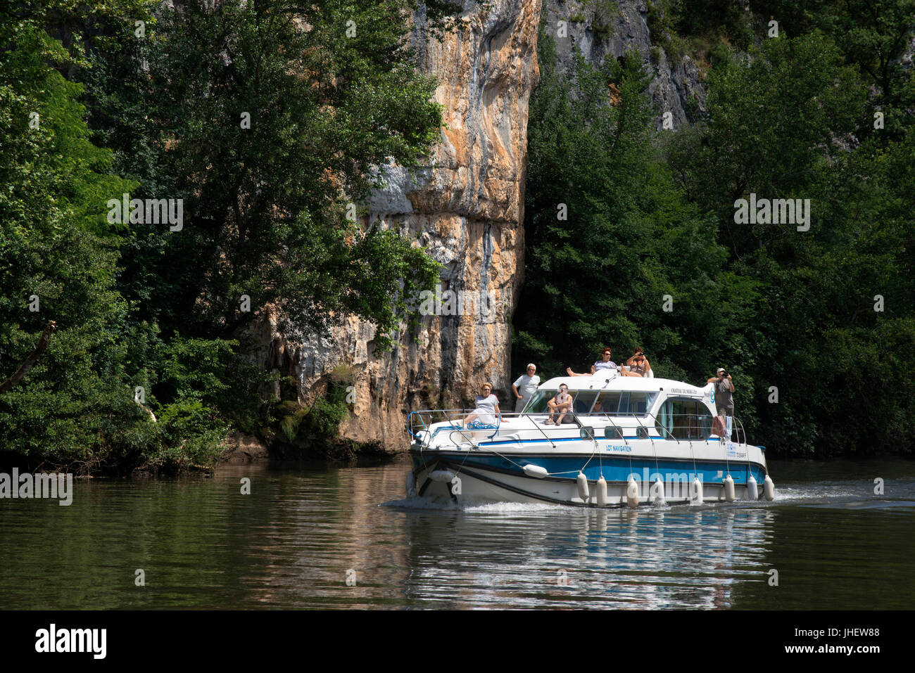 Fluviale Tourismus auf den Fluss Lot zwischen Saint-Cirq Lapopie und Bouzies, dem Lot, Frankreich. Stockfoto