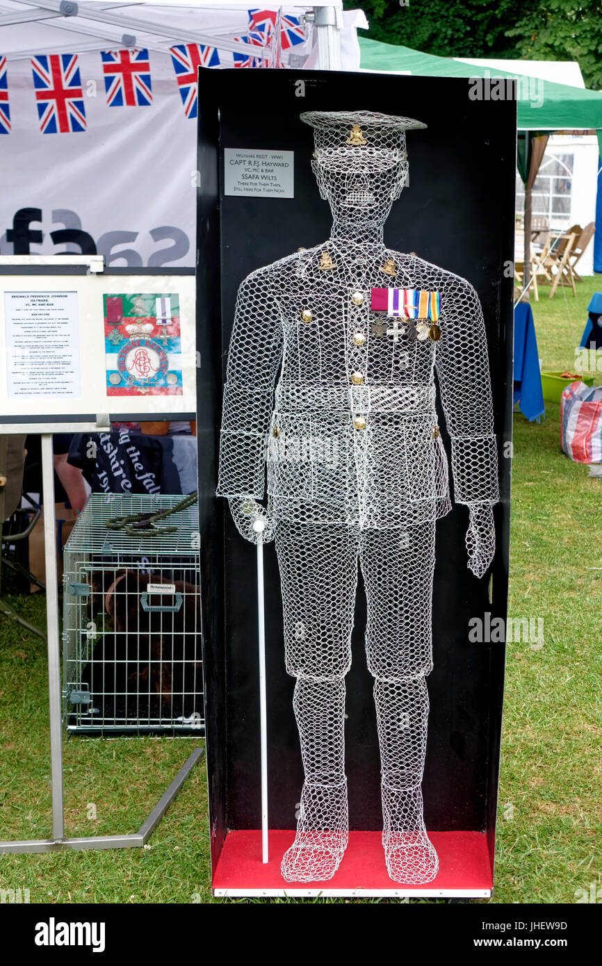 Eine lebensgroße Draht Skulptur des ersten Welt-Krieg-Kapitän R.F.J Hayward (VC) 1. Bataillon The Wiltshire Regiment im Jahr 2017 Wiltshire Armed Forces Day. Stockfoto Eine lebensgroße Draht Skulptur des ersten Welt-Krieg-Kapitän R.F.J Hayward (VC) 1. Bataillon The Wiltshire Regiment im Jahr 2017 Wiltshire Armed Forces Day. Stockfoto