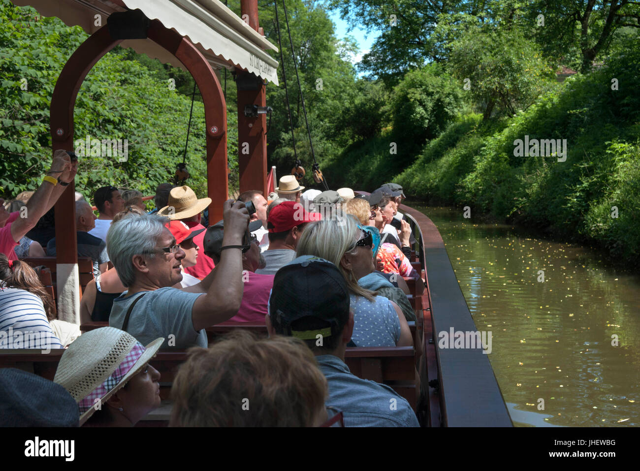 Fluviale Tourismus auf den Fluss Lot zwischen Saint-Cirq Lapopie und Bouzies, dem Lot, Frankreich. Stockfoto