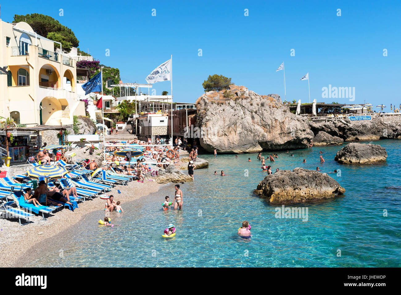 Menschen am Strand und im Meer in Marina Piccola auf der Insel Capri, Italien Stockfoto