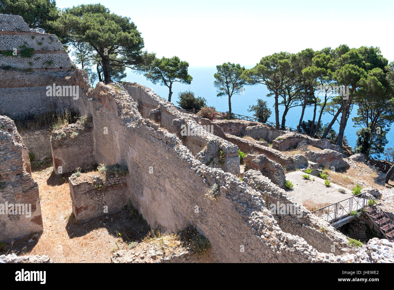 die Ruinen der Villa Jovis eines römischen Palastes auf Monte Tiberio auf der italienischen Insel Capri. Stockfoto