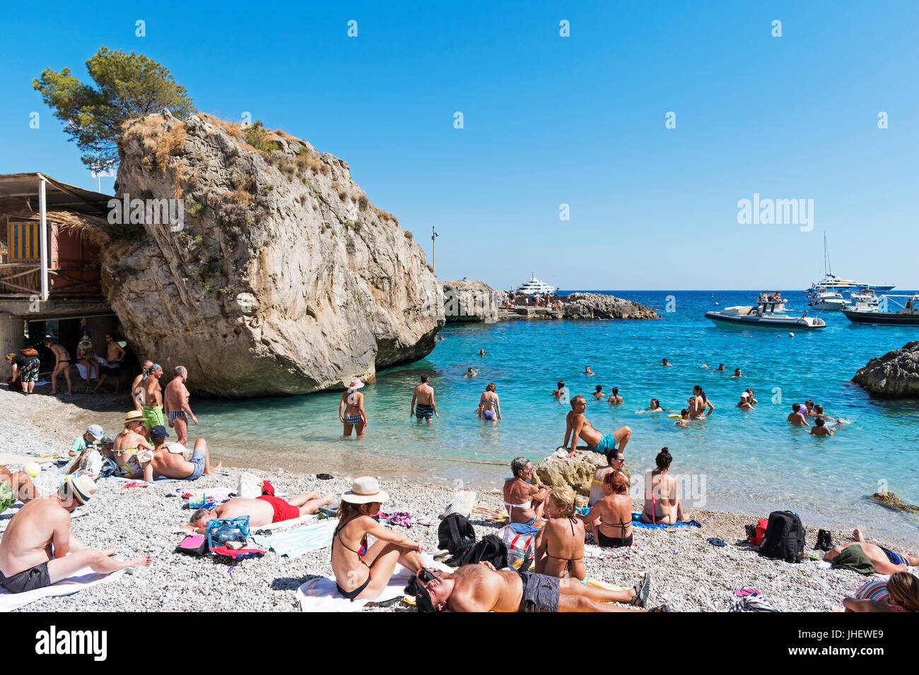 Menschen am Strand und im Meer in Marina Piccola auf der Insel Capri, Italien Stockfoto