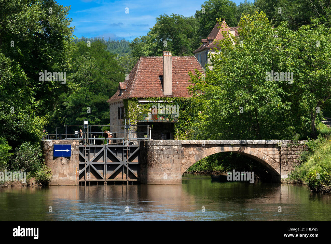 Fluviale Tourismus auf den Fluss Lot zwischen Saint-Cirq Lapopie und Bouzies, dem Lot, Frankreich. Stockfoto