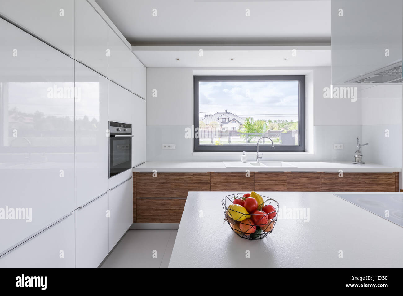 Modernes Design, weiße Küche mit Insel und große Fenster Stockfoto