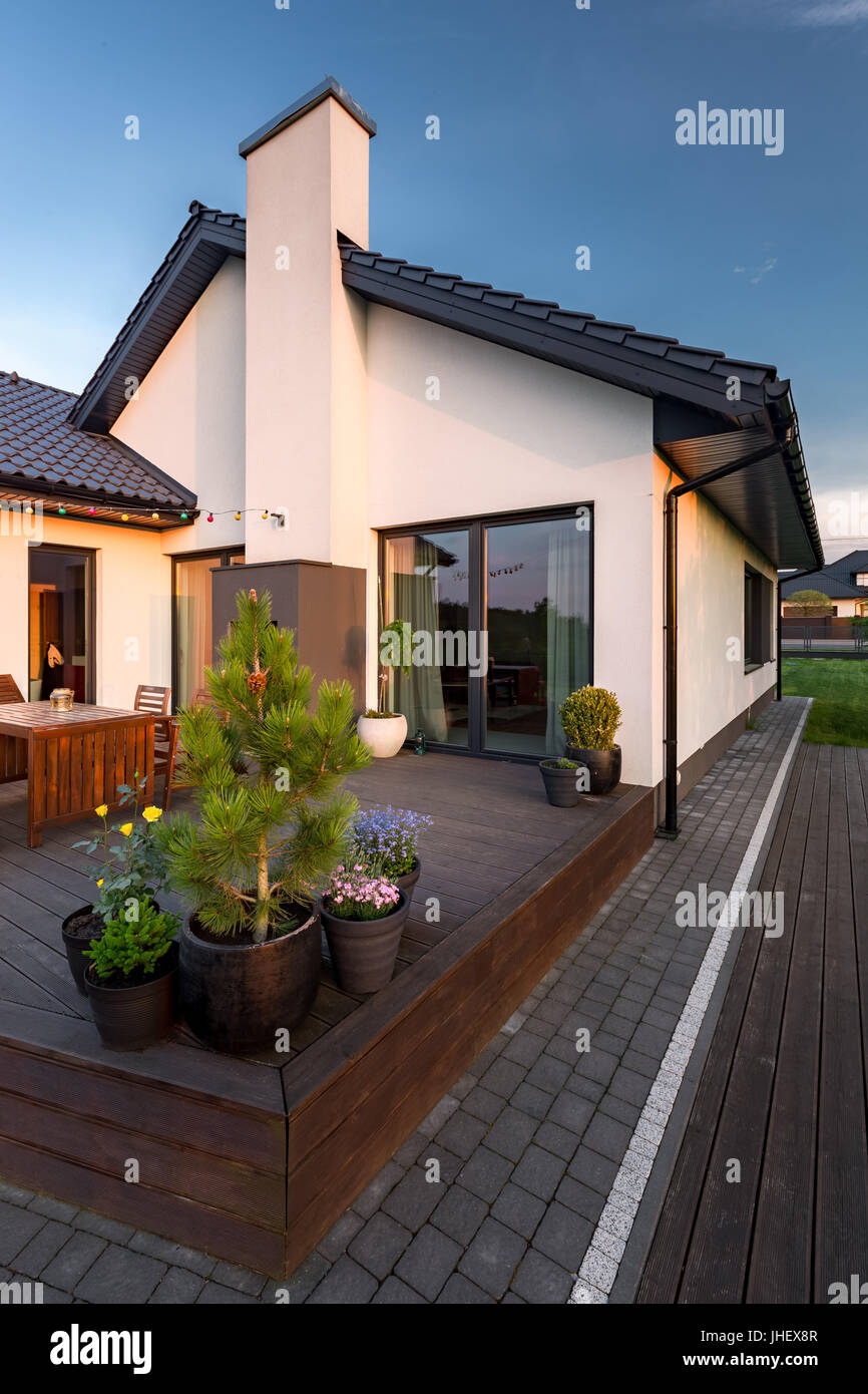 Außenansicht des gemütlichen familiären Haus mit Innenhof und Zierpflanzen Stockfoto