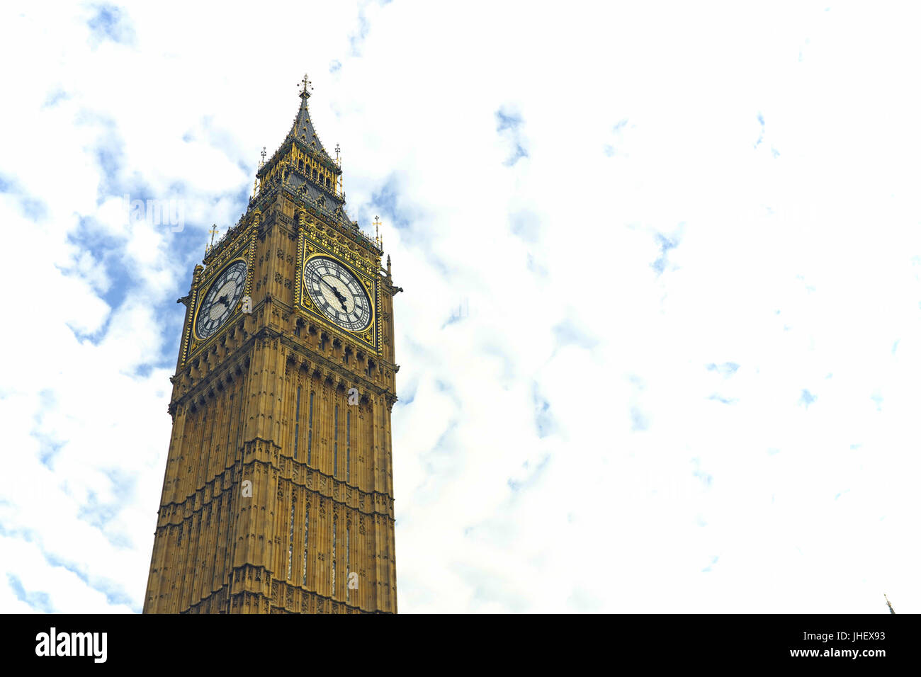 Big Ben, gilt als eines der berühmtesten Bauwerke Londons, hebt sich von den bewölkten Himmel gegen Abend Ansätze in London, England, UK Stockfoto