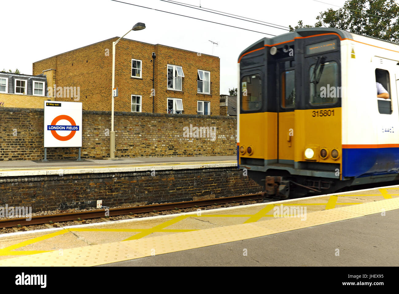 S-Bahn Ankunft an der Haltestelle London Fields im Stadtteil Hackney, East London. Stockfoto