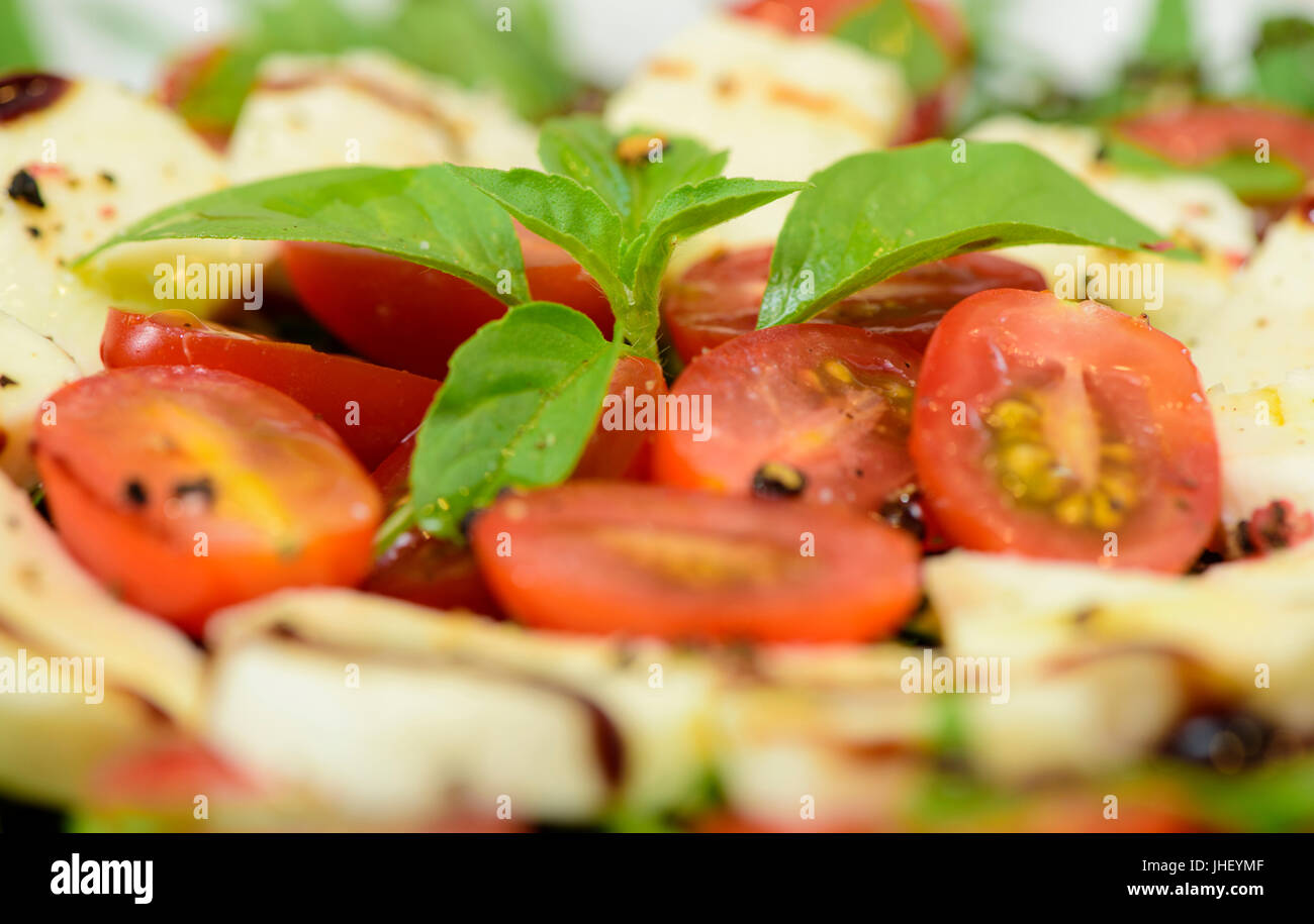Leckerer mozzarellasalat -Fotos und -Bildmaterial in hoher Auflösung ...