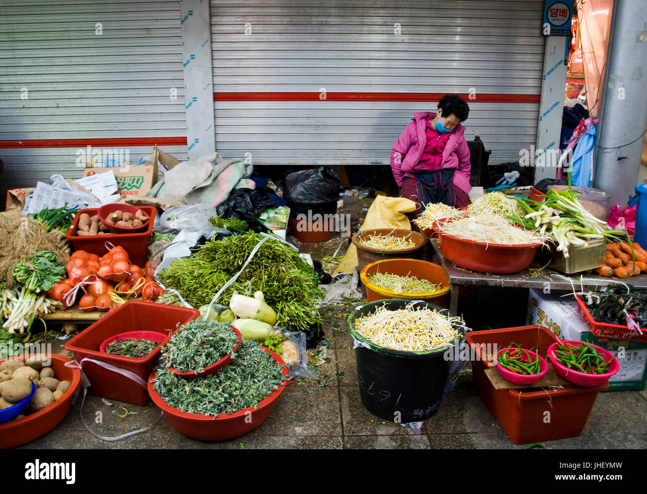 alte koreanische Frau Verkauf von Gemüse auf Straßenmarkt in Geongju Stockfoto