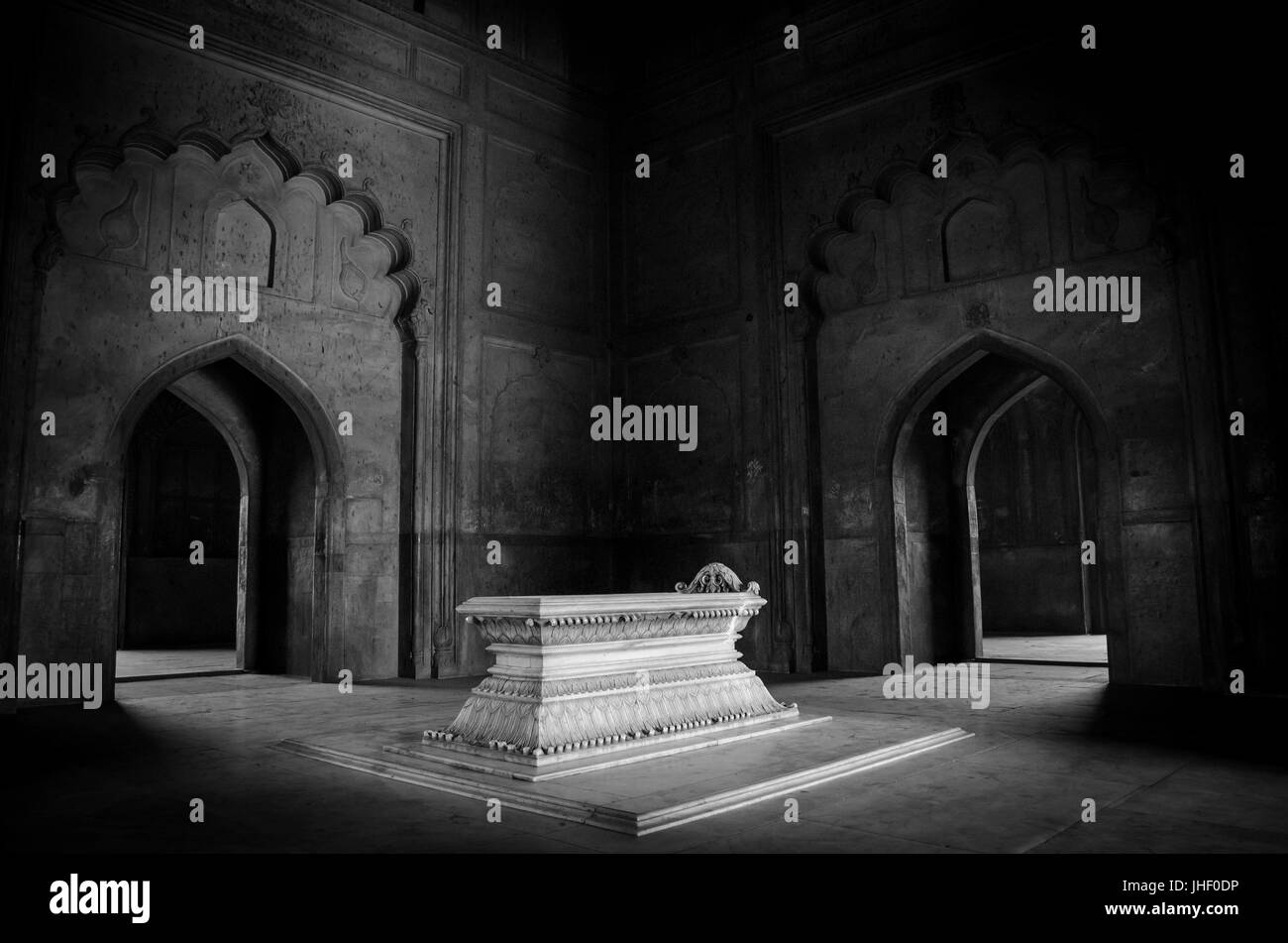 SAFDARJUNG GRAB, New Delhi, Indien - 9. APRIL 2016: Schwarzweiß-Aufnahme des Grab auf der Innenseite der inneren Kammer Stockfoto