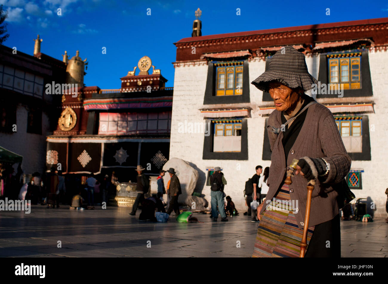Tibetischen buddhistischen Anhänger tun die Kora im Uhrzeigersinn Umrundung um Jokhangtempel Lhasa Tibet Stockfoto