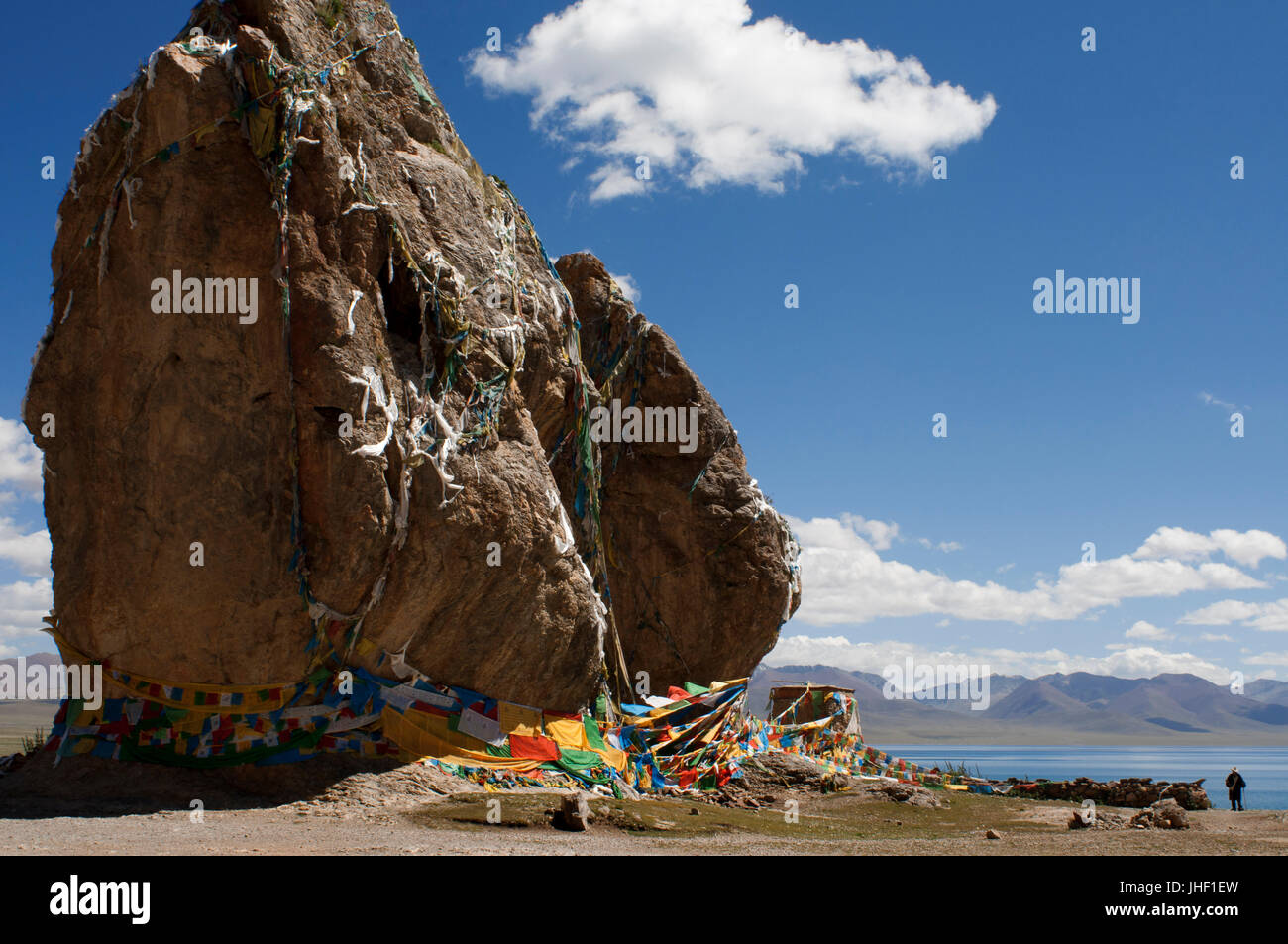 Gebetsfahnen an den paar Stein, Nam Tso See, Nyainqentanglha Berge, Tibet Stockfoto