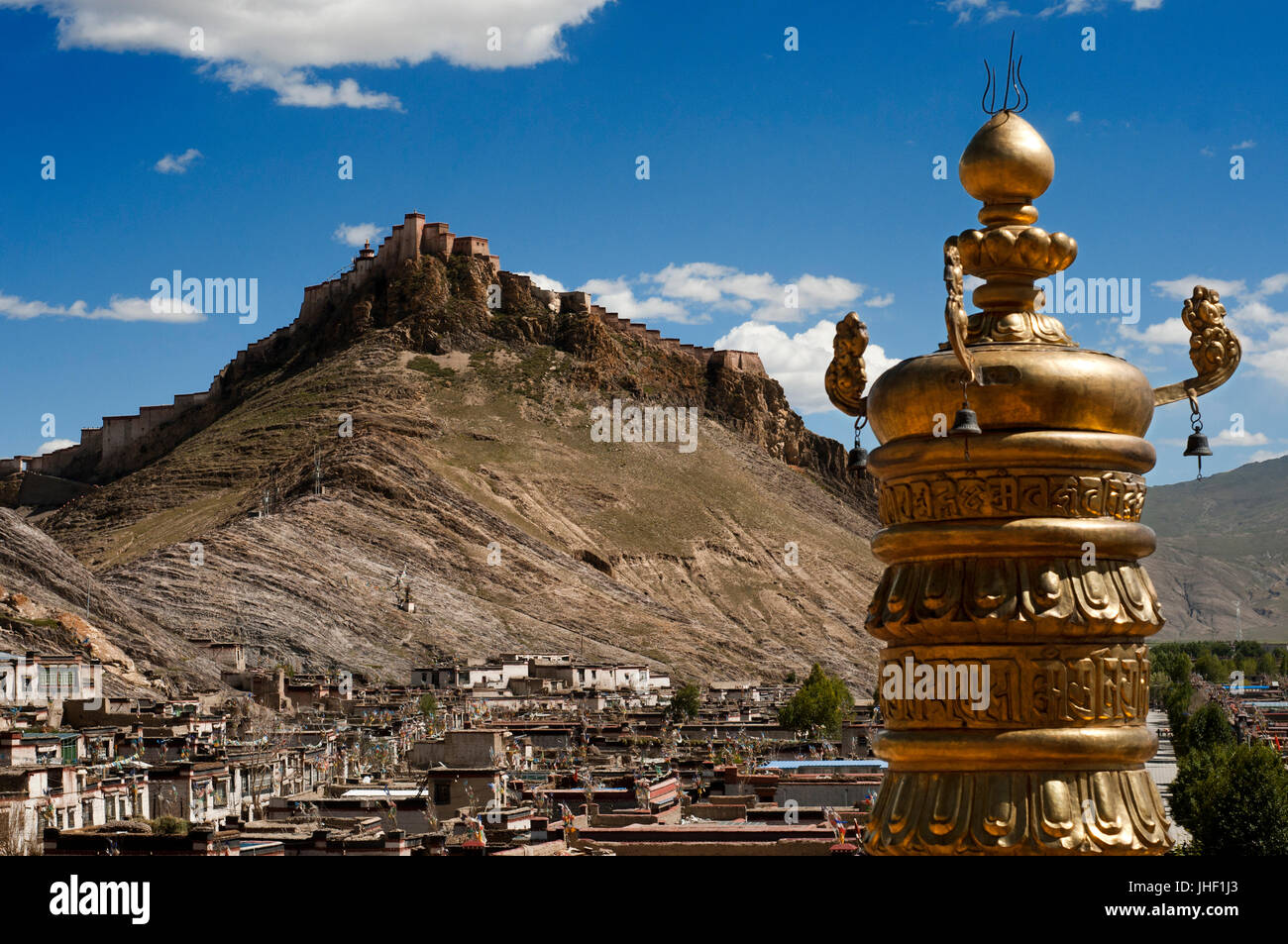 Blick auf die Festung Dzong aus der Pelkhor Chode Kloster, Gyantse, Tibet, China, Asien. Stockfoto