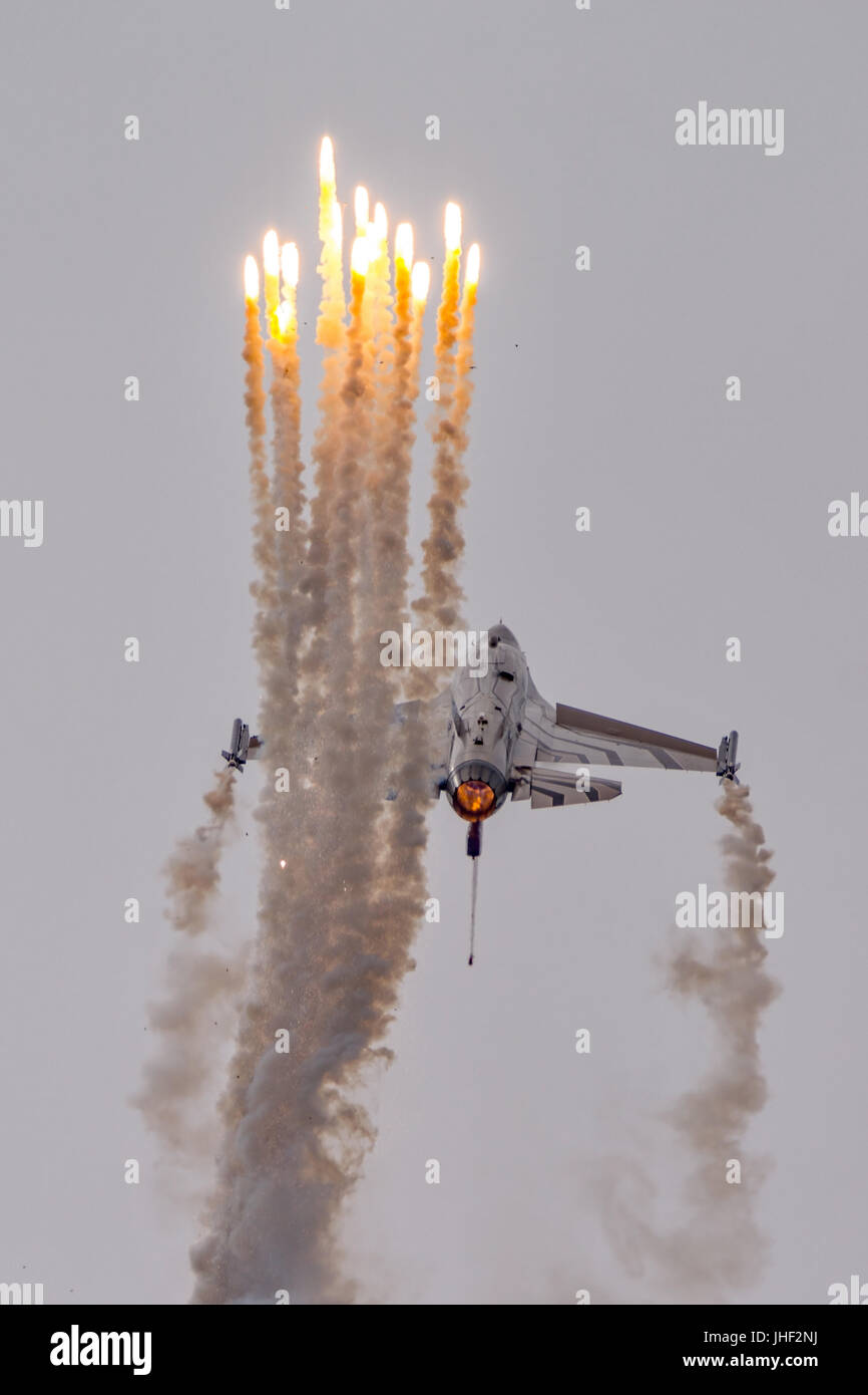 Belgische Luftwaffe F-16 invertiert und brennen Fackeln an yeovilton Air Tag, UK am 8. Juli 2017. Stockfoto