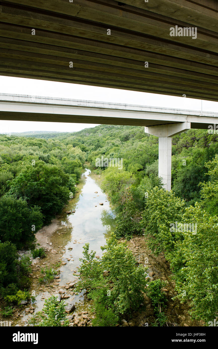 Eine Mopac Mobility Bridge, eine Wander- und Fahrradbrücke für Fußgänger und Fahrräder überspannt die Barton Creek Greenbelt Schlucht in Austin, Texas, USA. Stockfoto