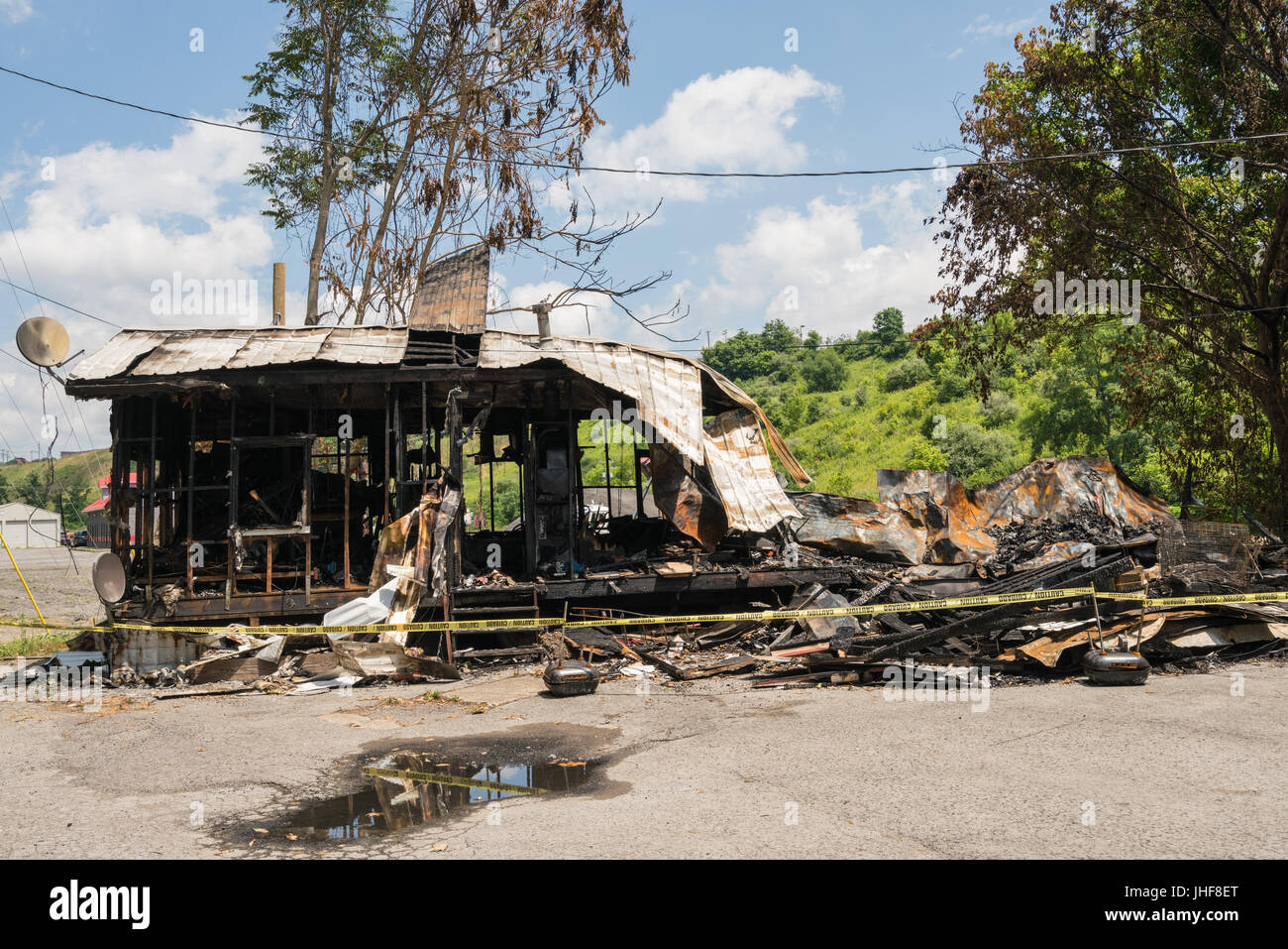 Verbrannte Ruinen der Holzrahmen Haus Stockfoto