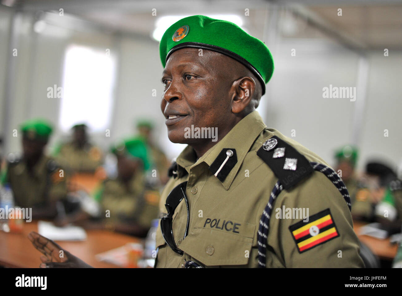 Ein Bild aus dem Einführungsschulungsprogramm 2015, das wichtige Momente einer betrieblichen oder organisatorischen Schulungsveranstaltung zeigt, wobei der Schwerpunkt auf berufliche Entwicklung und Lernprozesse liegt. Stockfoto