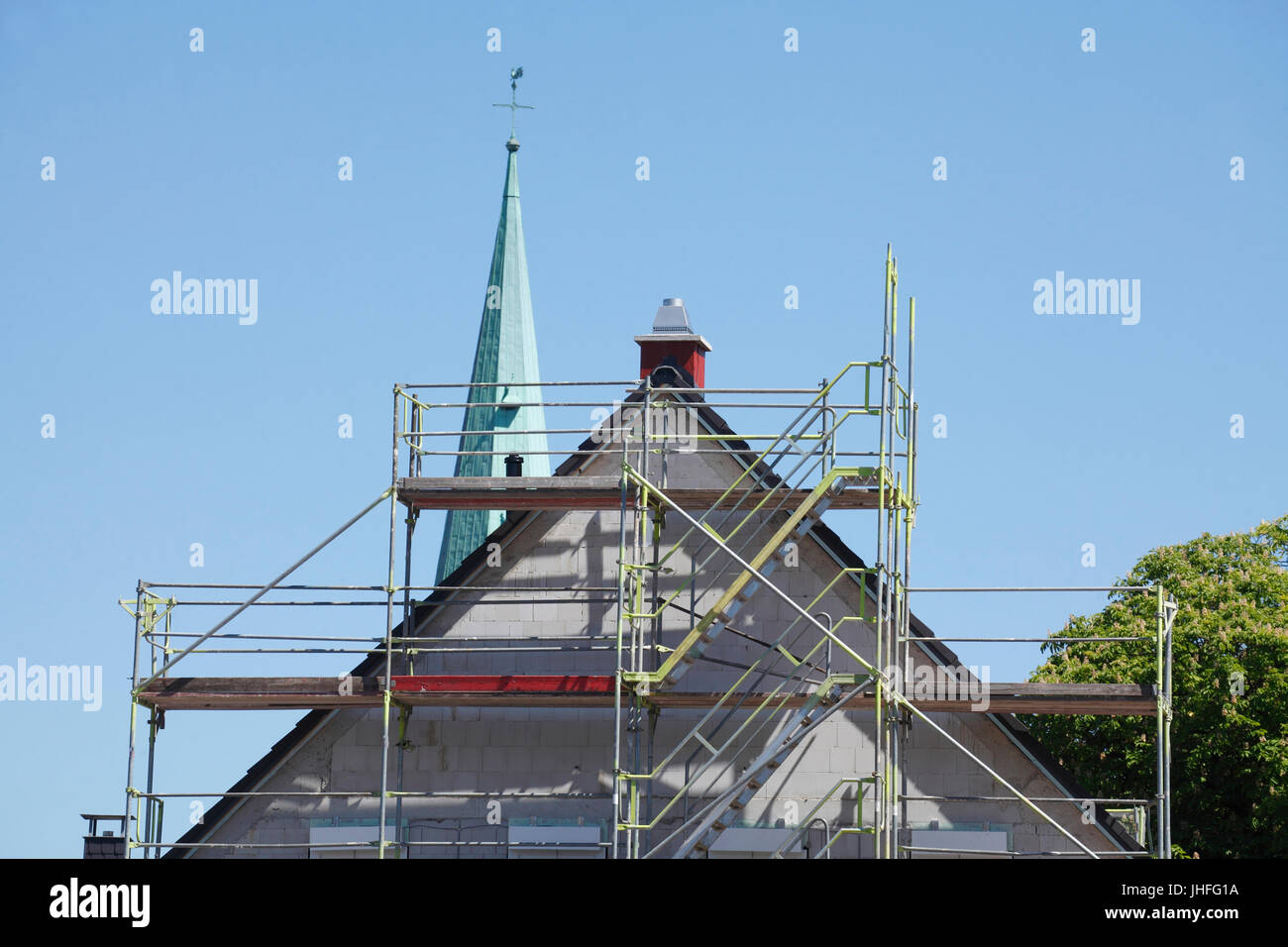 Baustelle mit Dach auf ein neues Gebäude Stockfoto