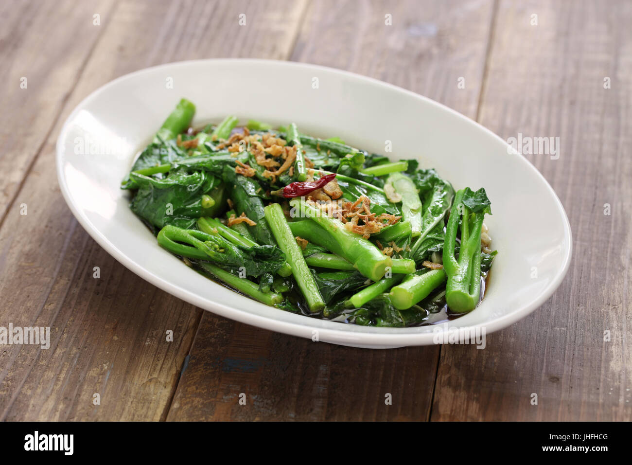 unter Rühren gebraten Chinesisch Kale (chinesischer Brokkoli) mit Austernsauce Stockfoto