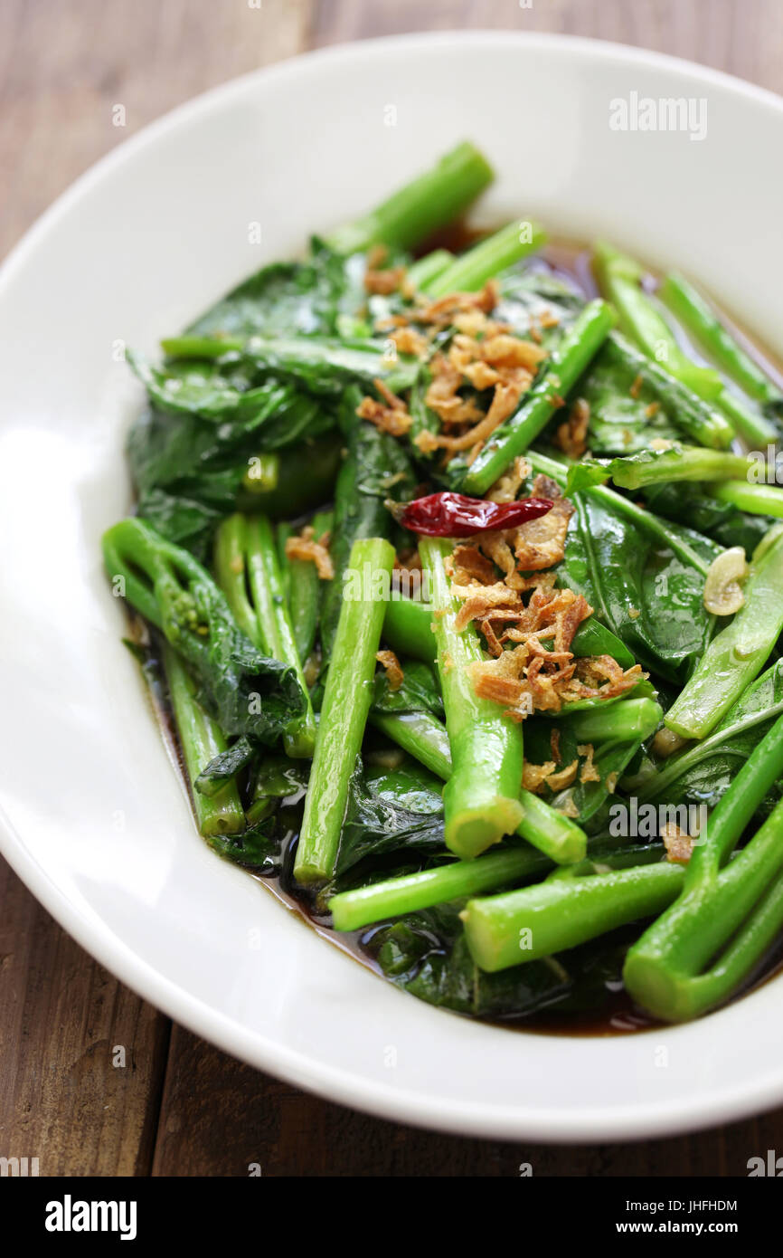 unter Rühren gebraten Chinesisch Kale (chinesischer Brokkoli) mit Austernsauce Stockfoto