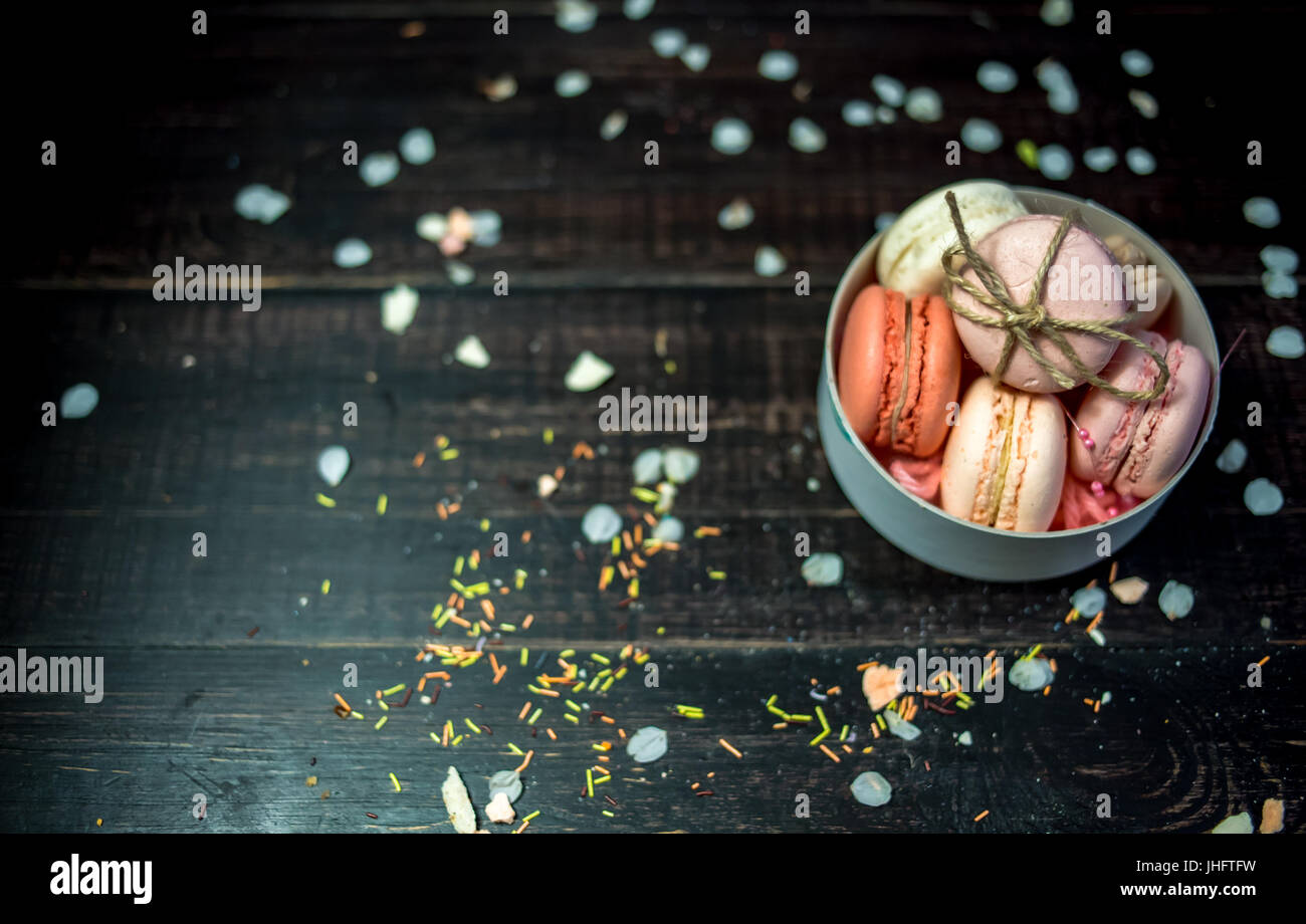 Multi Farbe Pastelle Makronen in weißen tiefen Teller dekoriert mit Seil Stockfoto