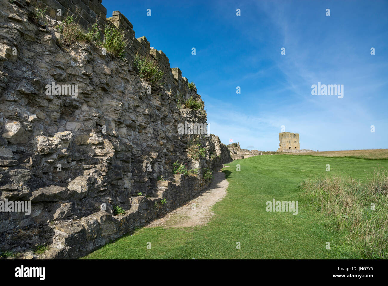 Solide Steinmauern im Scaborough Castle an der Küste von North Yorkshire, England. Stockfoto