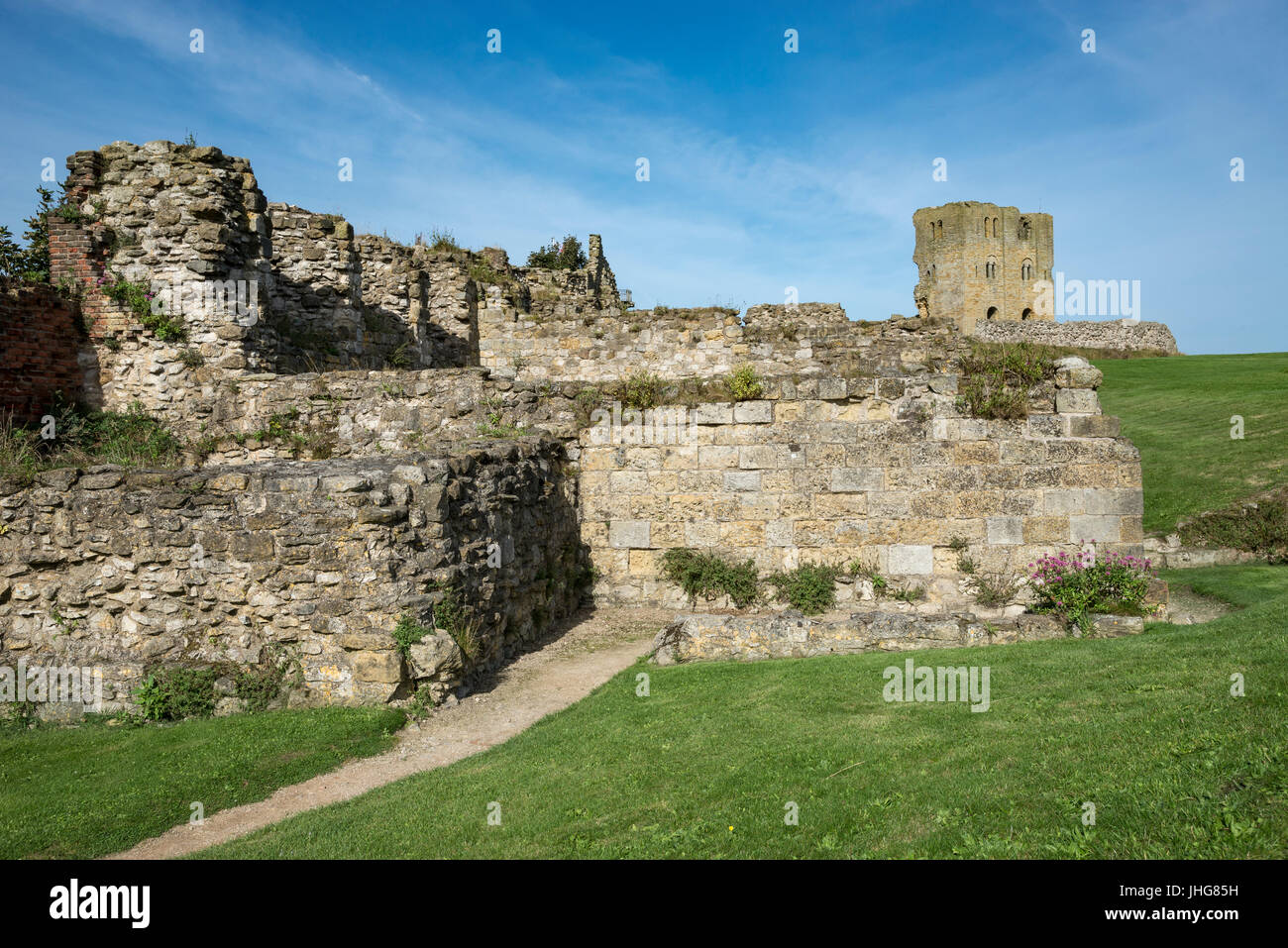 Solide Steinmauern im Scaborough Castle an der Küste von North Yorkshire, England. Stockfoto
