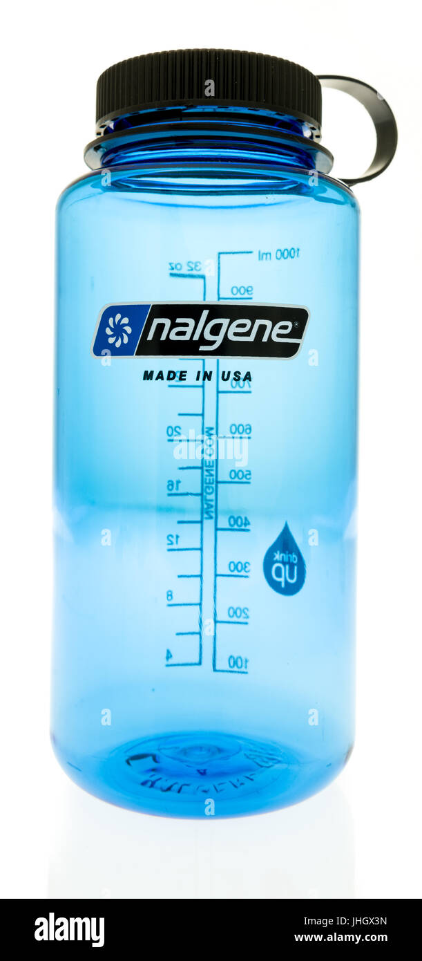 Winneconne, Wisconsin - 12. Juli 2017: A Nalgene breiten Mund Wasserflasche auf einem isolierten Hintergrund. Stockfoto Winneconne, Wisconsin - 12. Juli 2017: A Nalgene breiten Mund Wasserflasche auf einem isolierten Hintergrund. Stockfoto