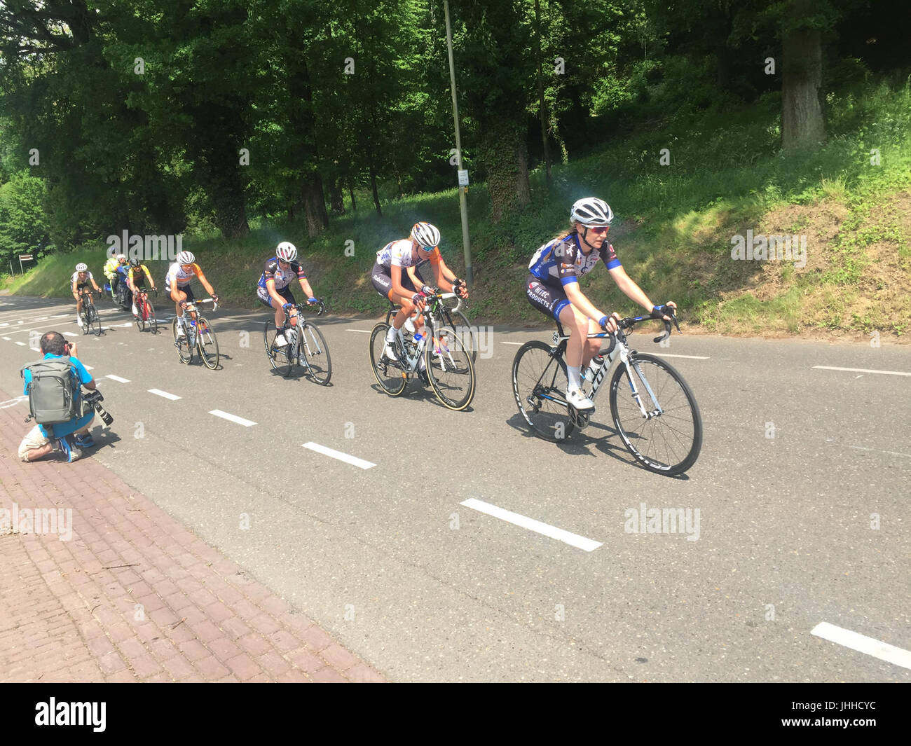 Ein Teil der Boels Rental Ladies Tour 2016, die sich auf den anspruchsvollen Aufstieg vor der ersten Passage dieses prestigeträchtigen Damen-Radsports konzentriert. Stockfoto