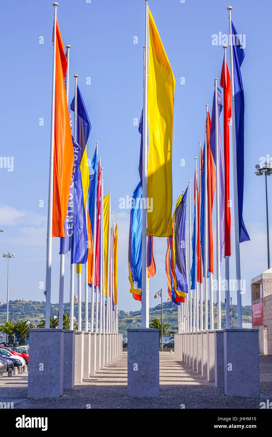 Flaggen auf die CCB In Lissabon. Das kulturelle Zentrum von Belem - Lissabon 2017 Stockfoto