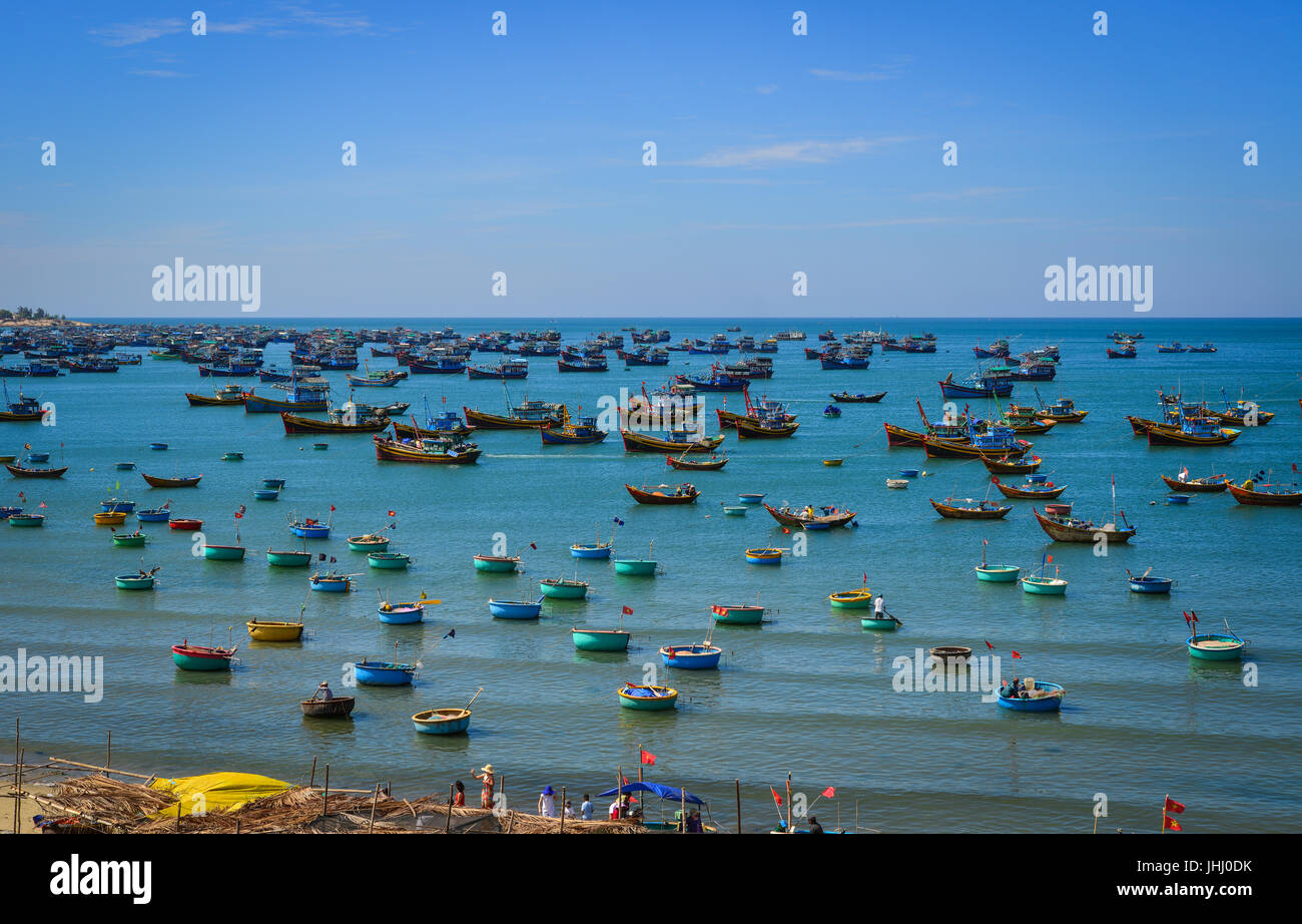 Angelboote/Fischerboote am Meer in Nha Trang, Vietnam. Nha Trang ist bekannt für seine Strände und Tauchen und entwickelte sich zu einem beliebten Reiseziel für Stockfoto