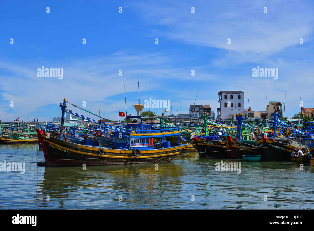Nha Trang, Vietnam - 26. März 2017. Holzboote Andocken am Angelsteg in Nha Trang, Vietnam. Nha Trang ist eines der wichtigsten touristischen Zentren der Stockfoto