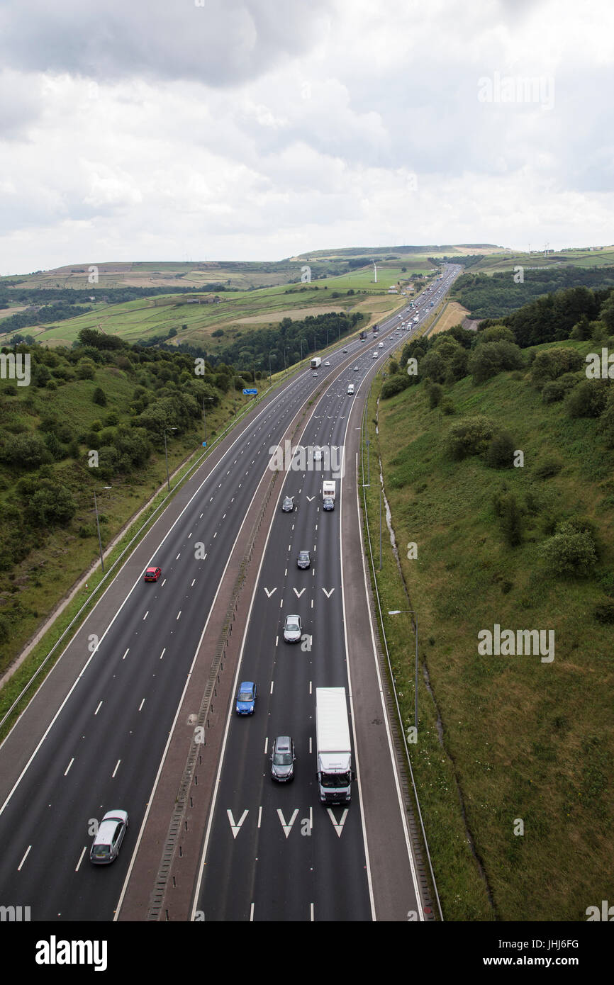 Trans-Pennine M62 Autobahnnetz in Yorkshire nach Osten von der Scammonden Brücke Stockfoto